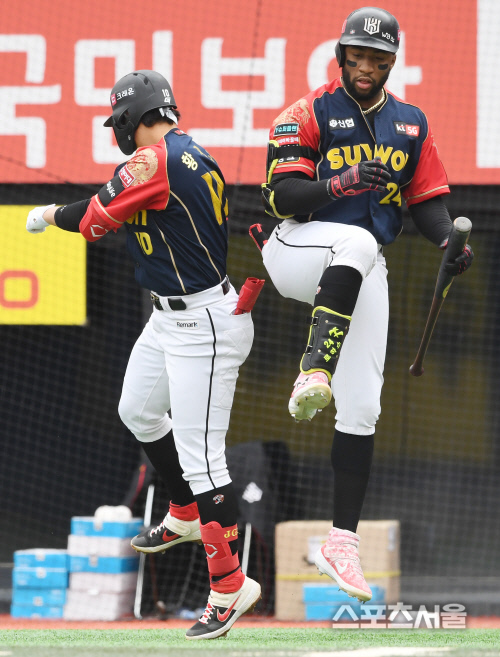 [포토] kt 황재균-로하스, 신난다~ 동점 홈런포!