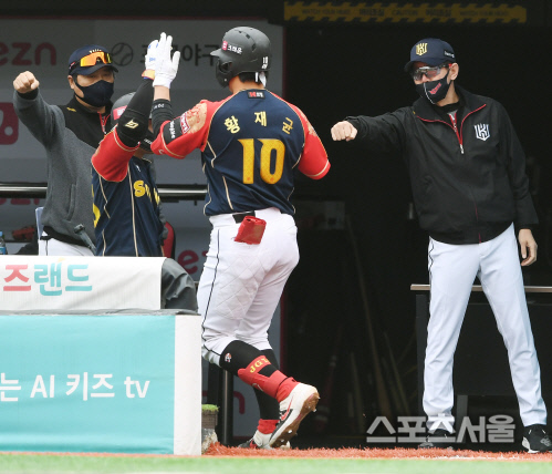 [포토] kt 이강철 감독, 역시...황재균이야!