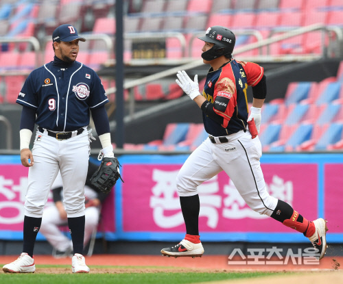 [포토] kt 황재균, 페르난데스...내가 먼저 넘긴다~