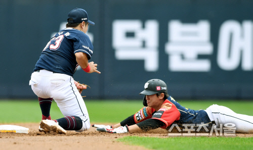 [포토] kt 김민혁, 과감한 2루 도루...!