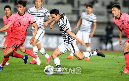 [포토]원맨쇼로 동점골 만드는 올림픽팀 송민규