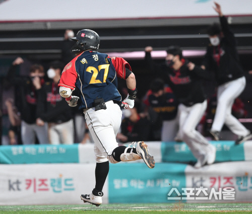 [포토] kt 배정대, 연장 10회...끝내준 사나이!