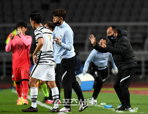 [포토] 작전 지시하는 김학범 감독