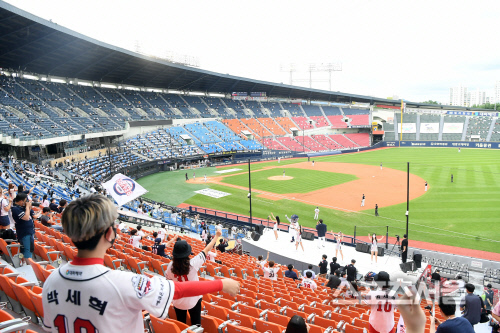 [포토]관중 입장한 잠실구장, 띄엄띄엄 자리잡고 응원을!