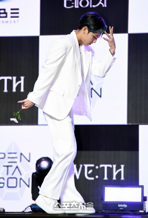 [포토]펜타곤 홍석, 입장은 문워크로!