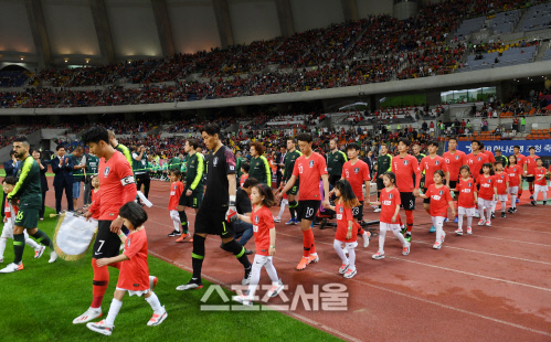 [포토]관중 가득찬 부산아시아드경기장으로 들어서는 대표팀