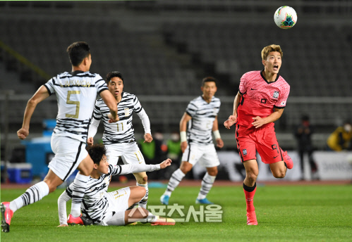 [포토]올림픽대표팀 조규성, 이 공은 내가!