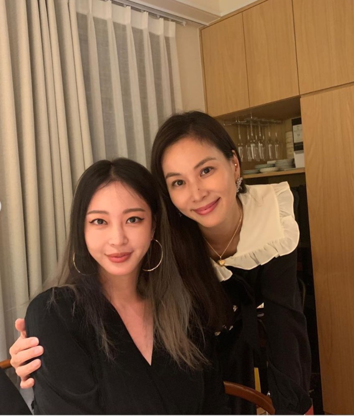 '미녀 옆에 또 미녀' 고소영 생일파티서 포착된 한예슬 이혜영 절친 아우라