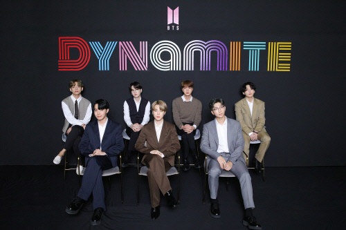 방탄소년단_Dynamite 글로벌 미디어데이_단체(1)