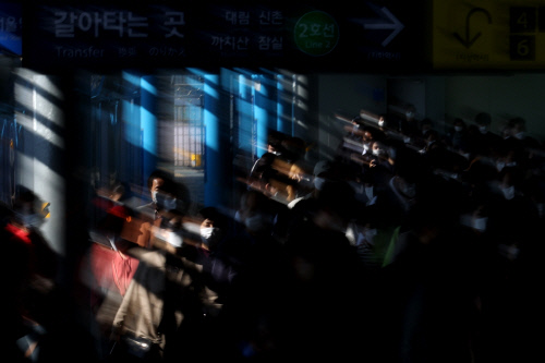 "변희수 자유보장하라"…지하철역 나체난동 여성 체포