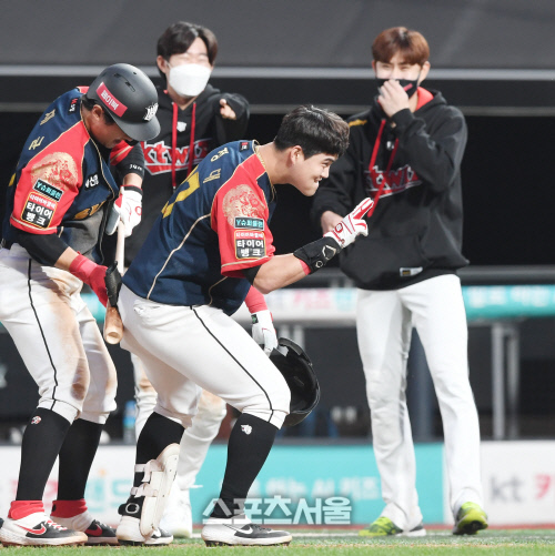 [포토] kt 배정대, 끝내기 안타의 기쁨!