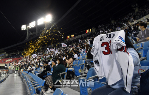[포토]입장 관중으로 활기 넘치는 잠실구장