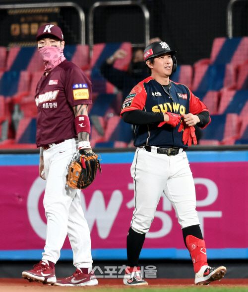 [포토] 황재균 '상대 실책에 살았어'