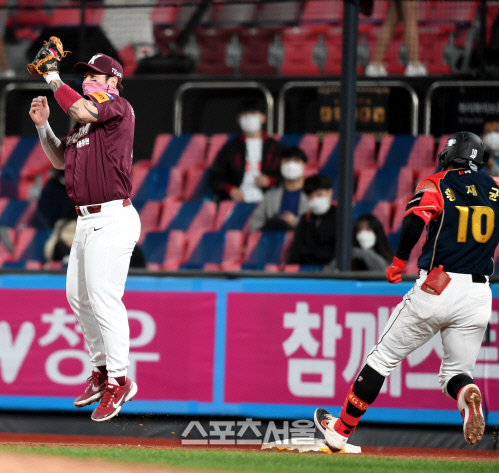 [포토] 황재균 '휴! 살았어'