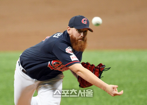 [포토]롯데 스트레일리, 시즌 11승을 향해!