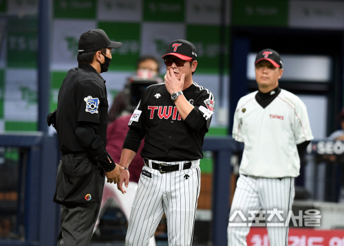 [포토] 권영철 주심 \'발에 투구 맞았습니다\'