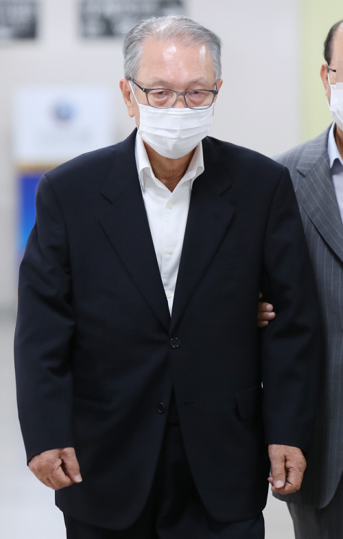 '보수단체 불법 지원' 김기춘, 징역 1년형 최종 확정