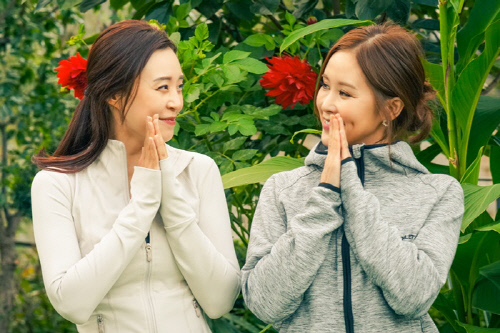 가수 채리나, 유튜브 채널 '필요한송희요가'에 출연해 유연성 과시