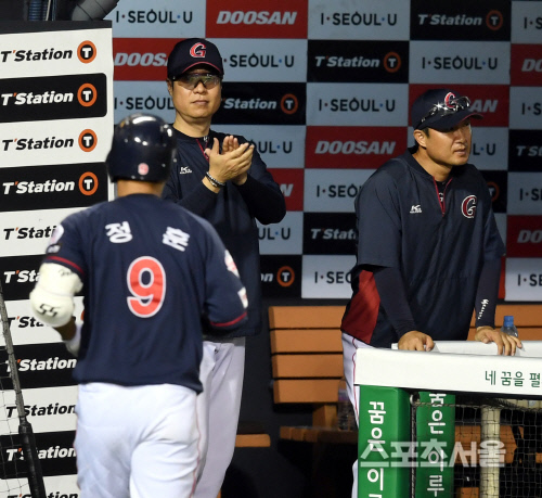 [포토] 허문회 감독, 정훈 솔로포에 박수