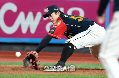 [포토]황재균의 바운드 송구 실책, 잡지 못하는 강백호