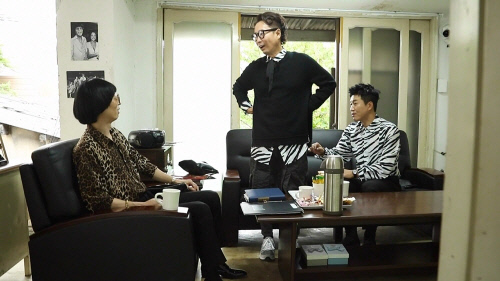 '놀면 뭐하니?' 유재석, 신박기획 신사옥 마련…左봉원-右지섭에게 명함 선사