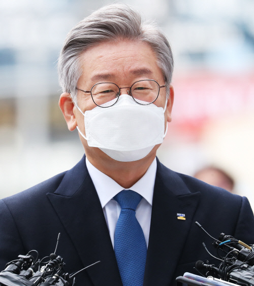 질문에 답하는 이재명 경기지사