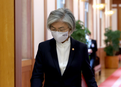 강경화 외교부 장관, 시아버지 별세…미국행 남편은 장례식 불참