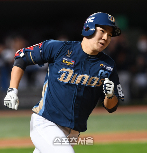 [포토] NC 박민우, 0-0 균형 깨는...8회 선제 적시타!