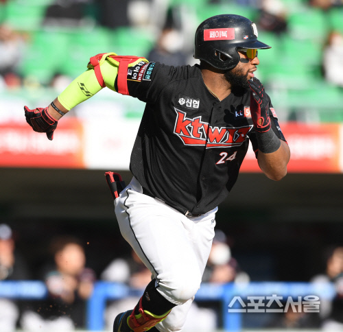 [포토] kt 로하스, 4회 만에...싸이클링히트에 3루타만 남았다!