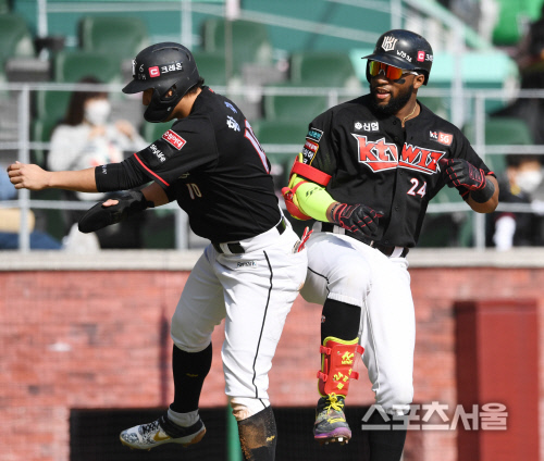 [포토] kt 로하스-황재균, 신난다~ 선제 투런 홈런!