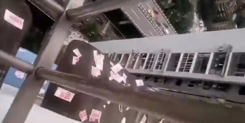 中 하늘에 3400만원 상당 지폐 뿌려진 사연 [B급통신]