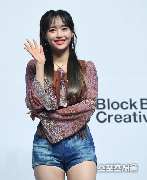 [포토] 이달의 소녀 츄, 미소 띄우며 손인사~