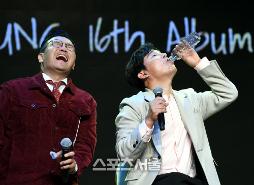 [포토] 순식간에 물 한통 임창정 '속이 타들어 가요'