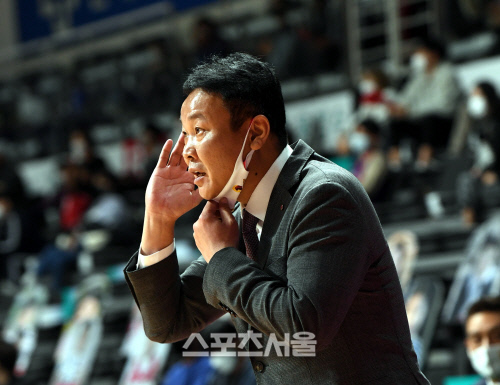 4연패 불구 LG 조성원 감독 "기만 안죽으면 페이스 찾을 것"[패장]