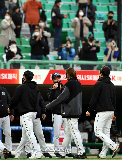 [포토] kt 이강철 감독, 이대은...수고했어~