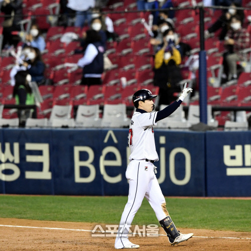 [포토] 두산 박건우, 관중 응원에...힘이 난다?