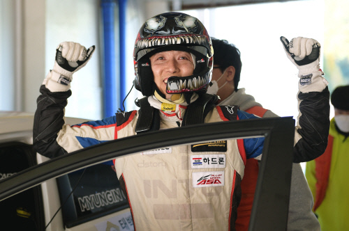 넥센스피드레이싱 유재광, '엔진블로'를 뚫고 GT-200 우승 차지해