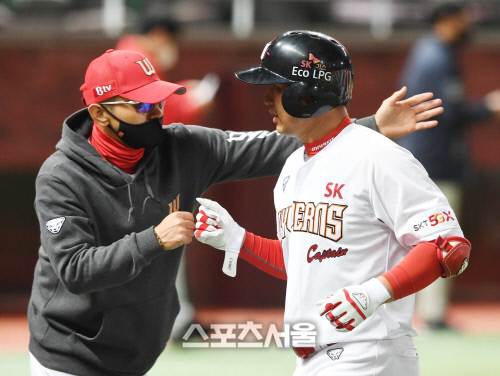 [포토] SK 박경완 대행, 장하다~ 우리 최정!