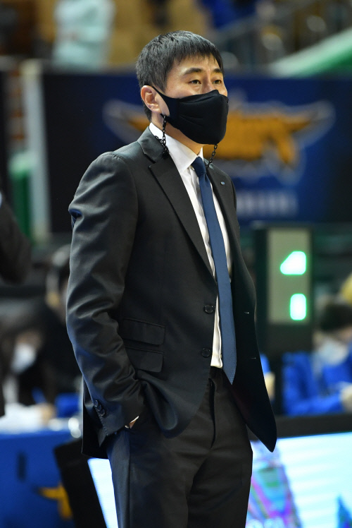  연패 탈출한 삼성 이상민 감독 "4쿼터 때문에 이기고도 찝찝해"[승장]