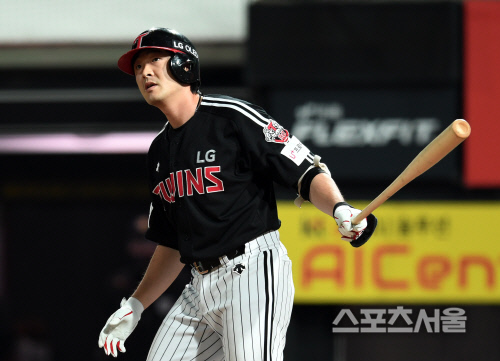 [포토]홈런 타구 학인하는 LG 이형종