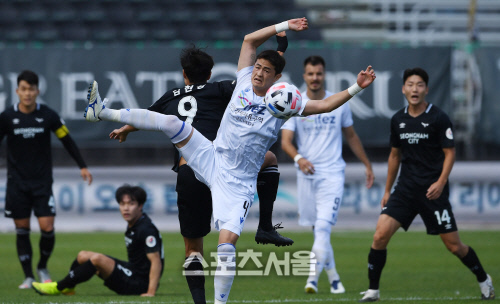 [포토] 인천 문지환 vs 성남 김현성, 덩실~