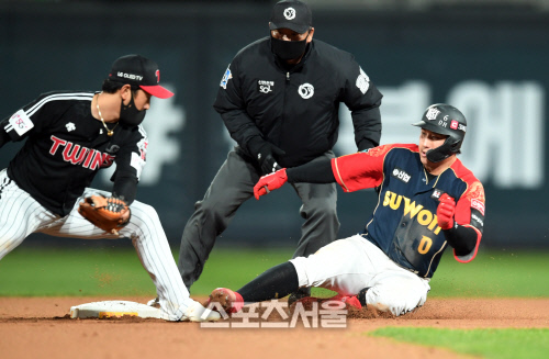 [포토]2루 베이스에 안착하는 KT 황재균