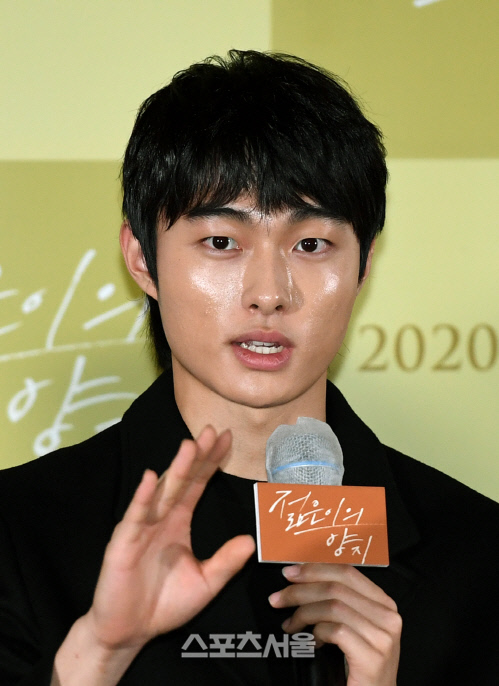 [포토]'젊은이의 양지' 윤찬영, 친구들에게 추천하는 영화!