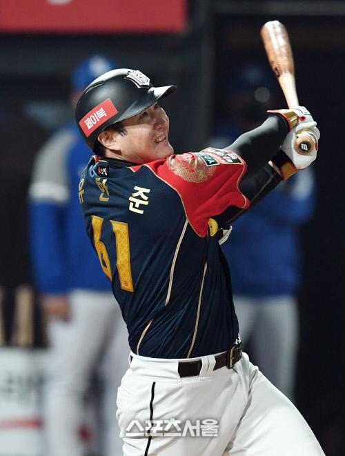 [포토]KT 유한준, 삼서어전 연장 10회말 끝내기 희생플라이