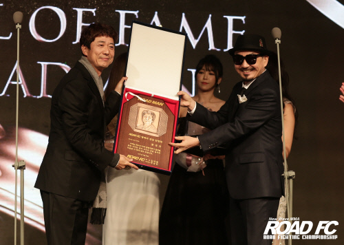 ROAD FC 명예의 전당 로드맨에 헌액된 GN푸드 홍경호 회장