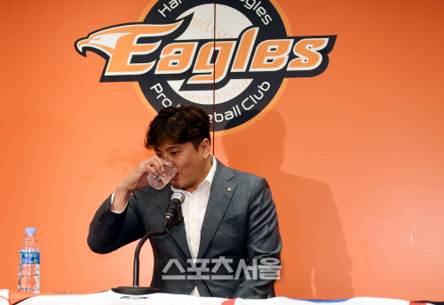 [포토] 은퇴 기자회견하는 김태균