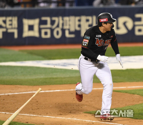 [포토] kt 황재균, 2사 만루 찬스에...2타점의 역전 적시타!