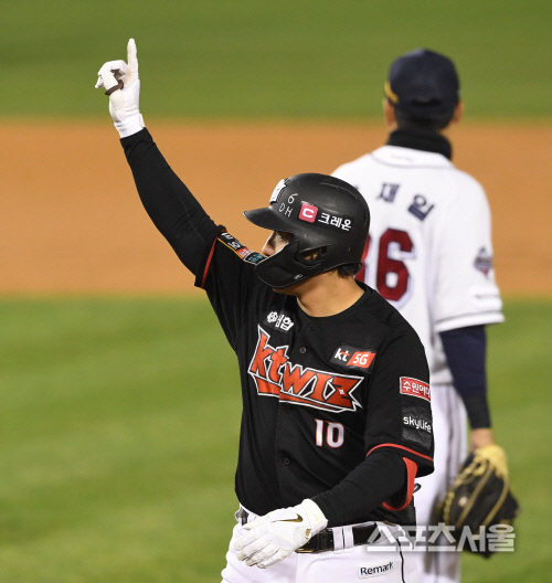 [포토] kt 황재균, 역전 적시타로...세리머니!