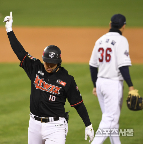 [포토] kt 황재균, 6회 경기 뒤집는...역전 적시타!