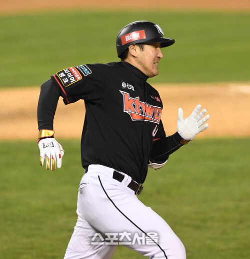 [포토] kt 유한준, 캡틴의 싹쓸이 적시타!